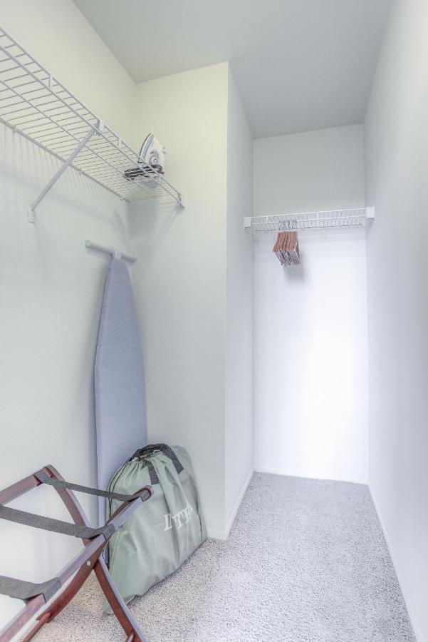 Frontdesk I River Place Apts Rivertown Detroit Apartment Ruang foto